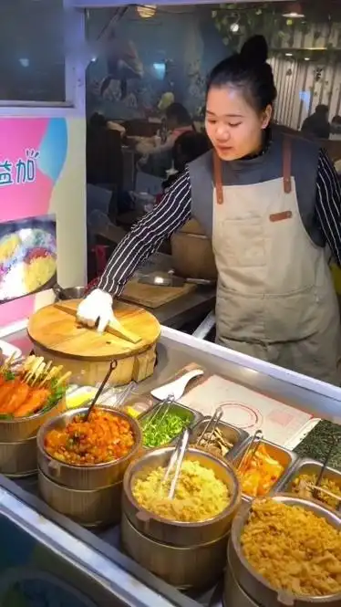 90后的我不愿上班摆摊卖饭团6元一份天天排队忙不停只要付出就会有