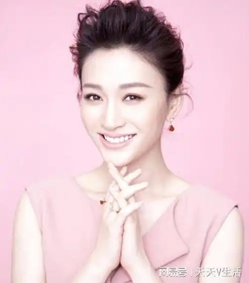 实力派演员李小冉,演艺圈中的性感美女,曲线身材令人羡慕|娱乐圈|性感