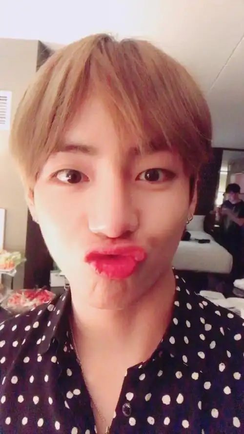 防弹少年团新闻170522帅气歌手金泰亨连嘟嘴都是爱米的形状