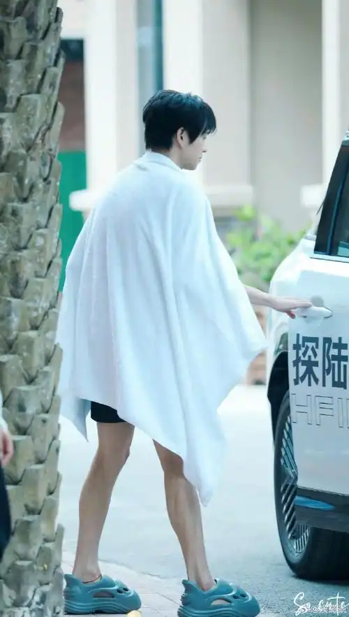 魏大勋的路透真的让人眼前一亮了,这大长腿也太优越了,这脚裸和红绳真