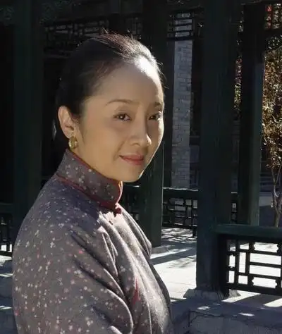 为丈夫付出10年,他却把幸福给小7岁的影后,51岁唐静仍单身