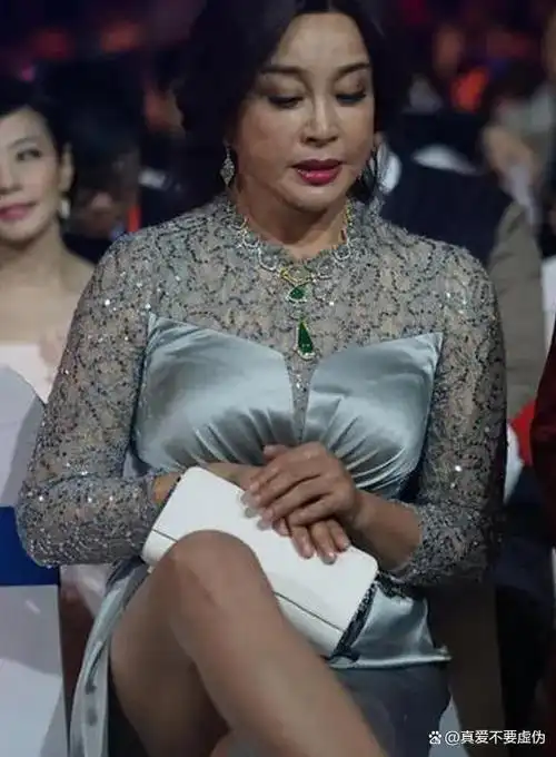 刘晓庆71岁仍然展示出不服老的精神,她穿着高开叉裙子引发热议