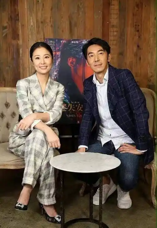 林心如搭档陶子丈夫拍片,穿套装遮五五分身材,露齿笑曝光鱼尾纹_造型