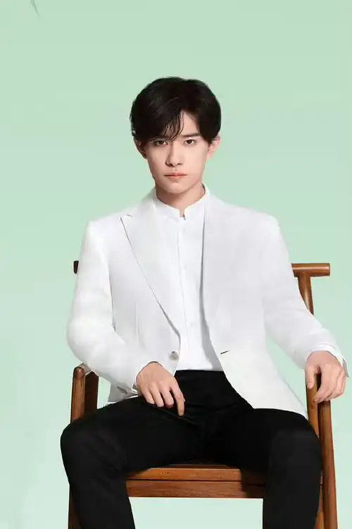 四字 易烊千玺 yyqx 四字弟弟##易烊千玺竖纹西装