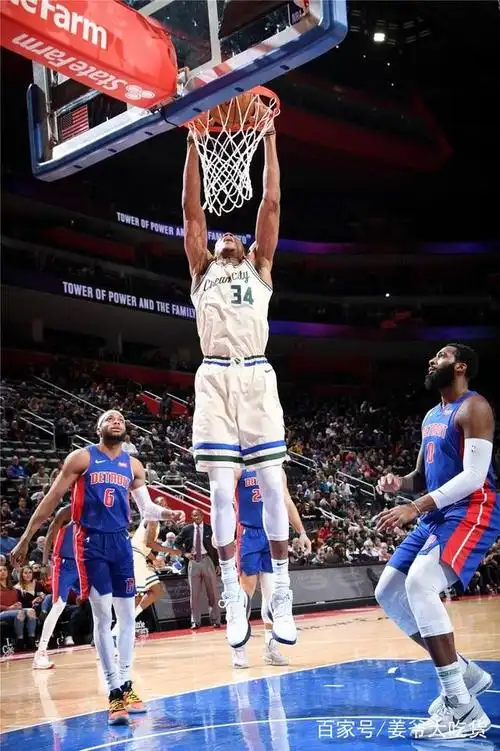 今天的比赛中出现了一个小插曲,字母哥冲击内线多次