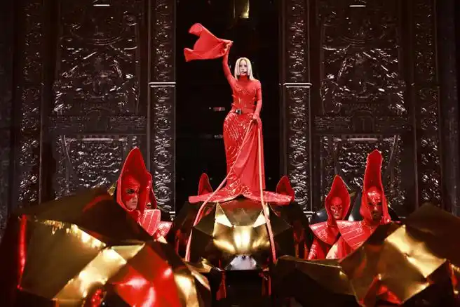 蔡依林超话    红衣女王,统御全场.