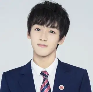 何洛洛,一个笑起来超醉人的男孩子