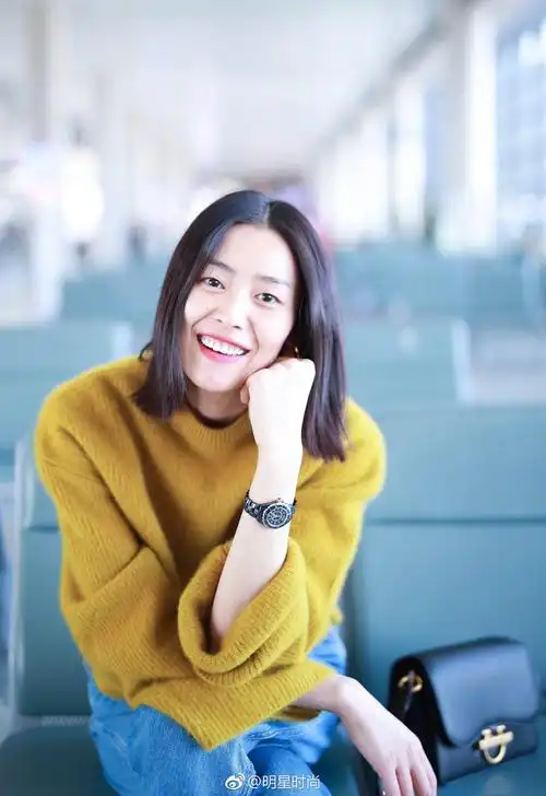 请接收大表姐刘雯的灿烂笑容,她身着姜黄色毛衣搭配牛仔裤