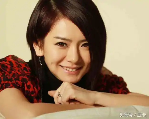 是改变颜值的利器啊~这时的戚薇,颜值很有辨识度,单眼皮变成了双眼皮