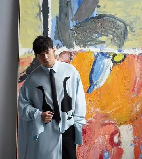 周杰伦画展真帅气,西装白t大玩背影杀,花衬衫看点十足超fashion