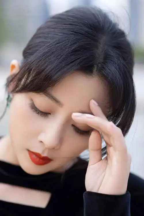 演员殷桃,感情一波三折,42岁靠缘分结婚