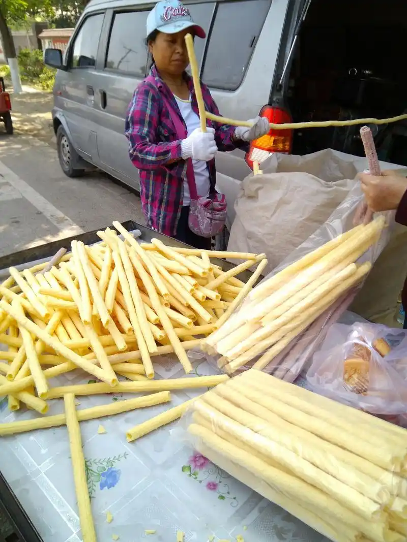 小时候经常爱吃的美食,焦米棍(也叫做棒子棍),香甜酥脆,能吃上一口是
