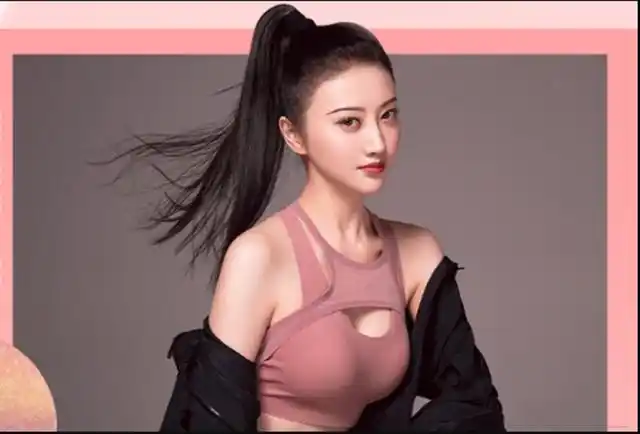 景甜太有料了,这么大的t恤都显身材曲线,果然年龄越大越有味道