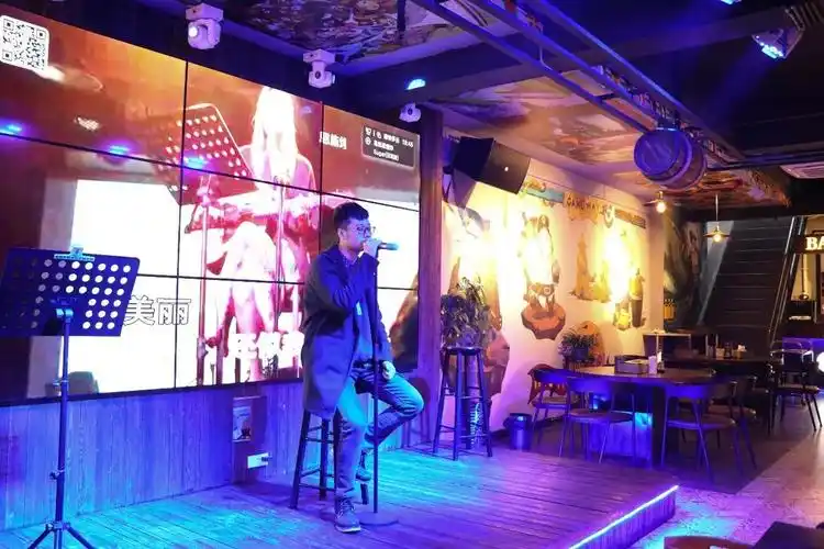 小舞台满足你的驻唱梦你我举杯,不问过去,不提将来喝着小酒,吃着烧烤