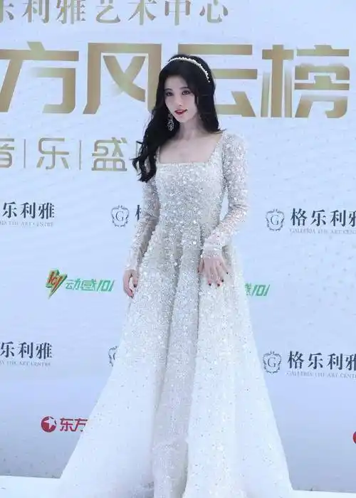 鞠婧祎仙气满满,穿"闪耀"礼服戴珍珠发箍,清纯甜美真迷人_白色_衣服