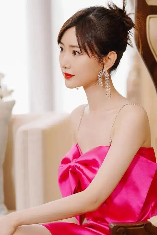 毛晓彤身穿一袭红色蝴蝶结短裙,尽显妙曼身材