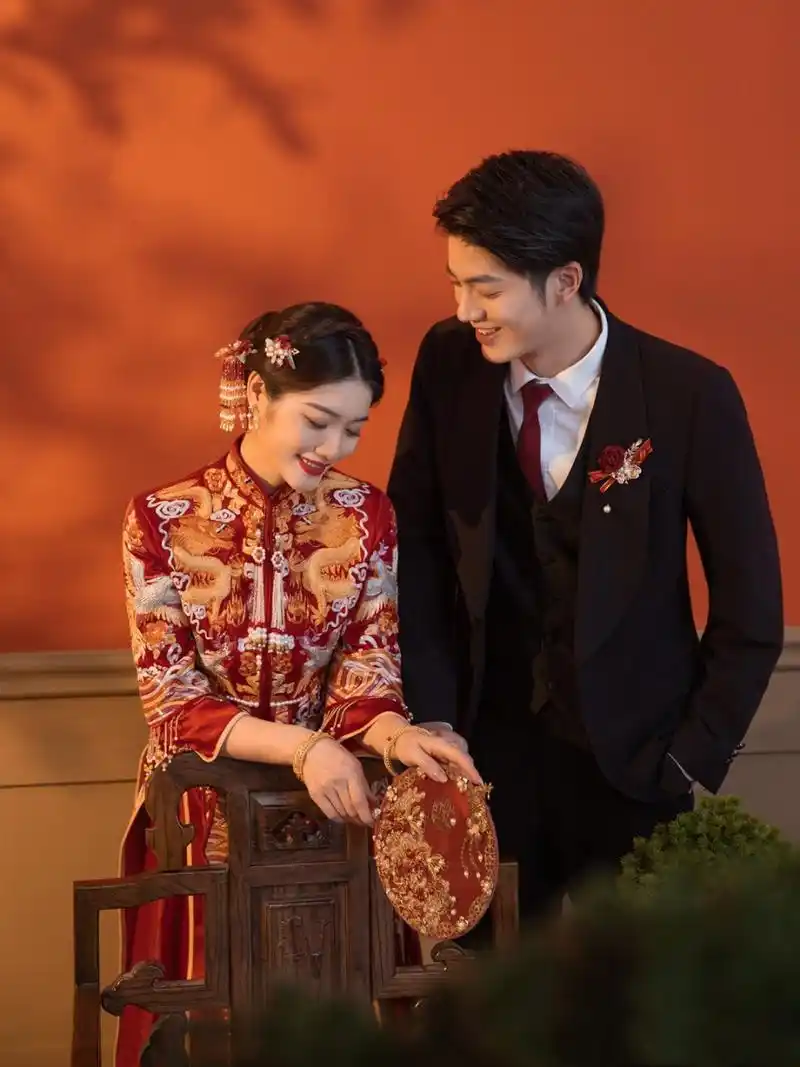 秀禾婚纱照新郎穿西装更上镜哦  92 秀禾婚纱照,端庄典雅,尽显东方