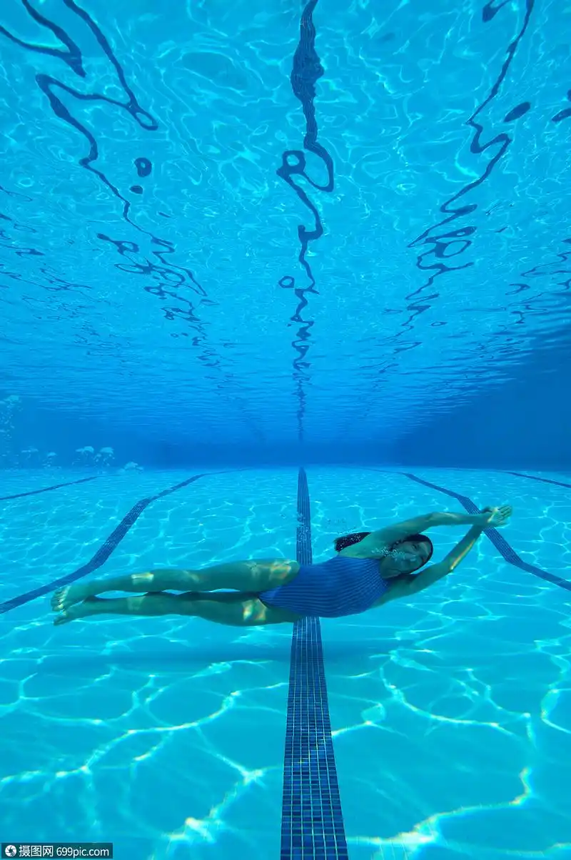 女子游泳池水下景观
