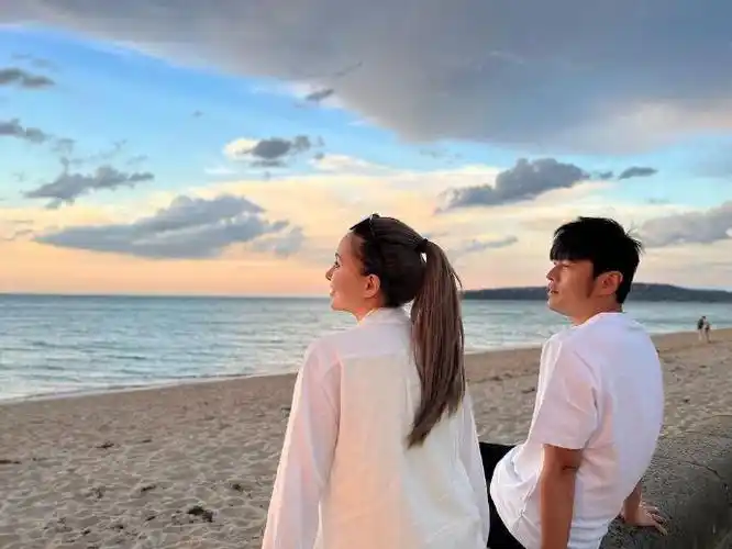 周杰伦现场观战澳网男单决赛##澳网周杰伦和昆凌分开坐