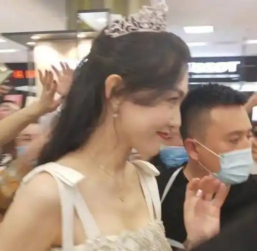 38岁唐嫣现身活动,失去六级美颜,这生图确定不是"唐不修"?