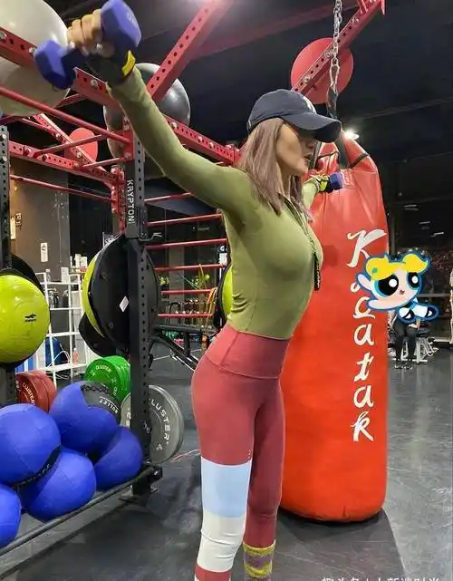 谭维维高调晒健身照,穿健身服拉链只拉一半,37岁身材依旧火辣