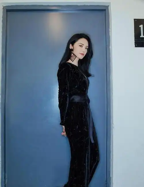 其七分的裤长设计将裤摆固定在小腿肚的位置,结合宽大的裤型设计,很