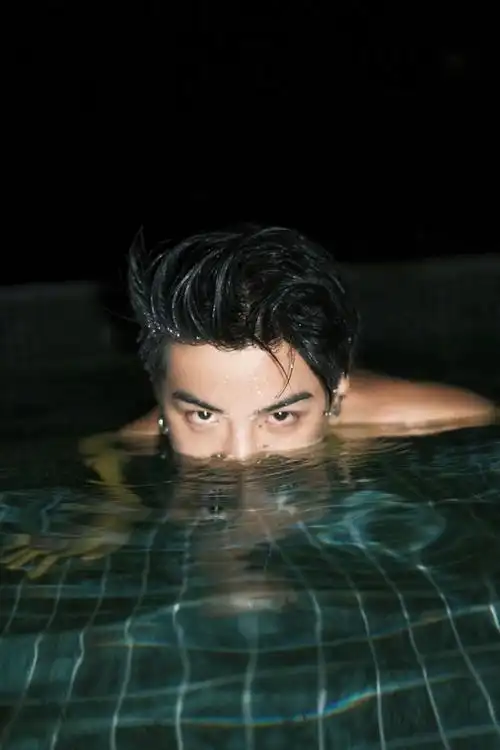 黄明昊冬日反季节写真湿发日系带你一秒入夏