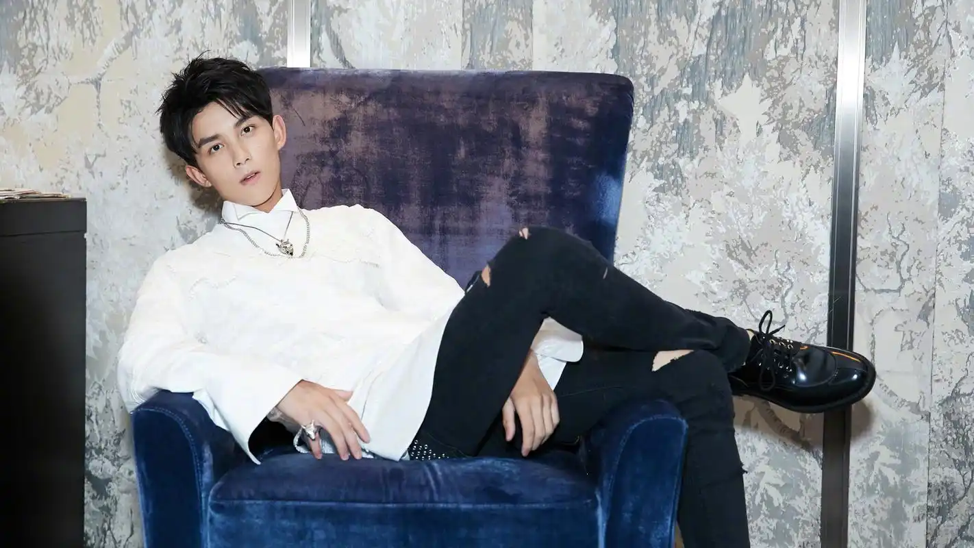 吴磊蓝色衬衣休闲写真高清电脑壁纸高清大图预览1920×1200_大陆明星