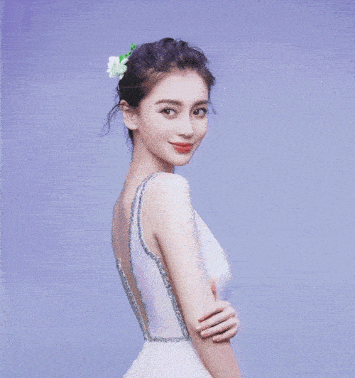 baby穿高跟鞋下楼梯差点摔倒,看到救场动作:服了_杨颖_镜头_专业