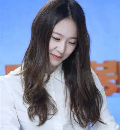 krystal郑秀晶卷发发型清新美发尽显女神范儿