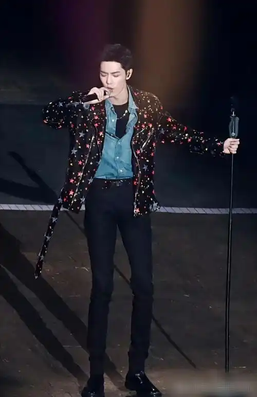 肖战拥有着令人称叹的完美身材比例,逆天的大长腿璀璨耀眼,其腿部线条