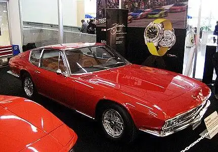 这款manta也是40年前意大利的作品,其驾驶座位在车中间.