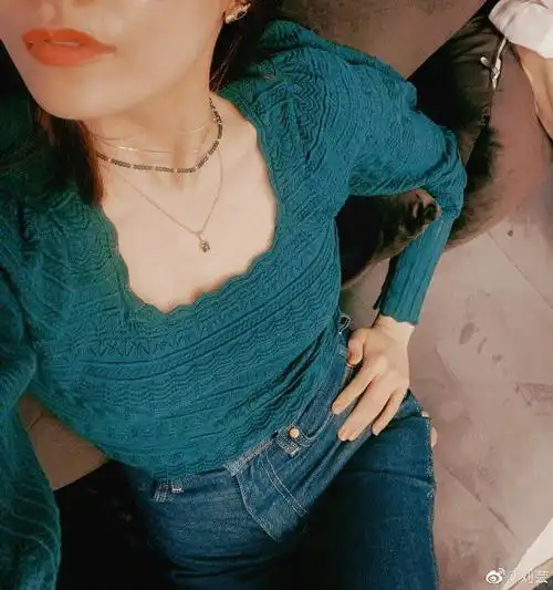 刘芸穿旗袍装大秀窈窕身材,哪吒头显俏皮可爱,39岁美如少女