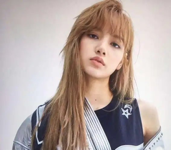 泰国女星lisa出道前照片被扒,和从前判若两人,网友:怕了