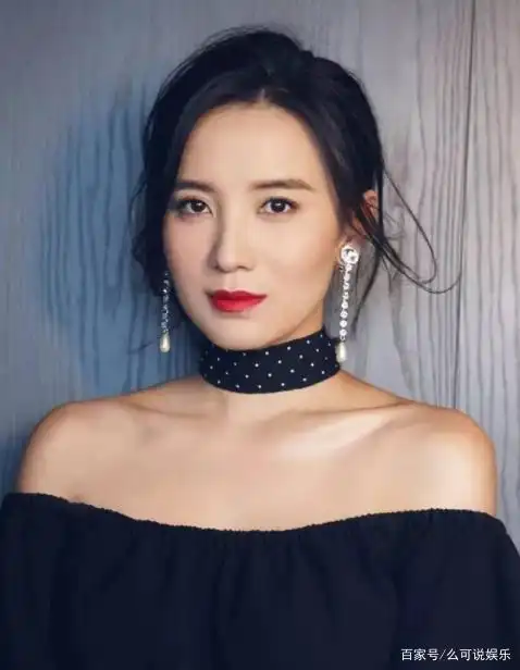 宋佳片场抽烟被曝光,双指夹烟动作熟练,一看就是老烟民