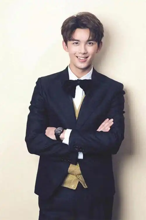 吴磊成都路演紧张到不敢和粉丝对视网友泪目了