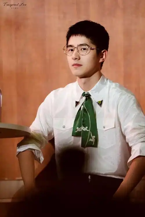 李易峰出席品牌活动撩力十足;学长刘昊然清爽现身广州与粉丝互动