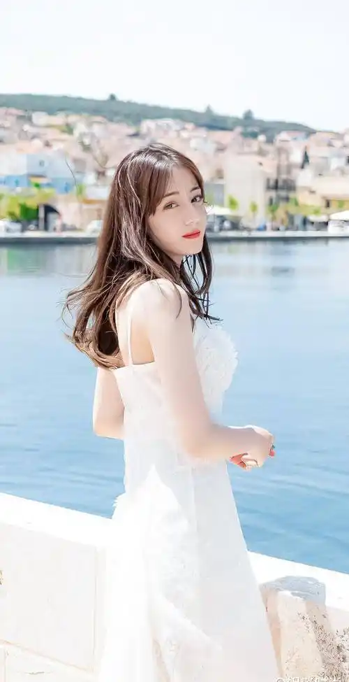 迪丽热巴"初恋裙"海边写真照流出,清新可人,身材凹凸有致,堪称男生