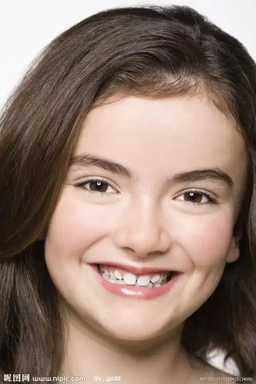 灿烂微笑的小女孩图片