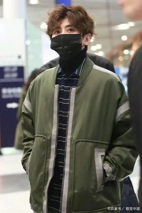 蔡徐坤口罩遮面现身机场,全程沉默,刚以晚辈身份向潘长江致意