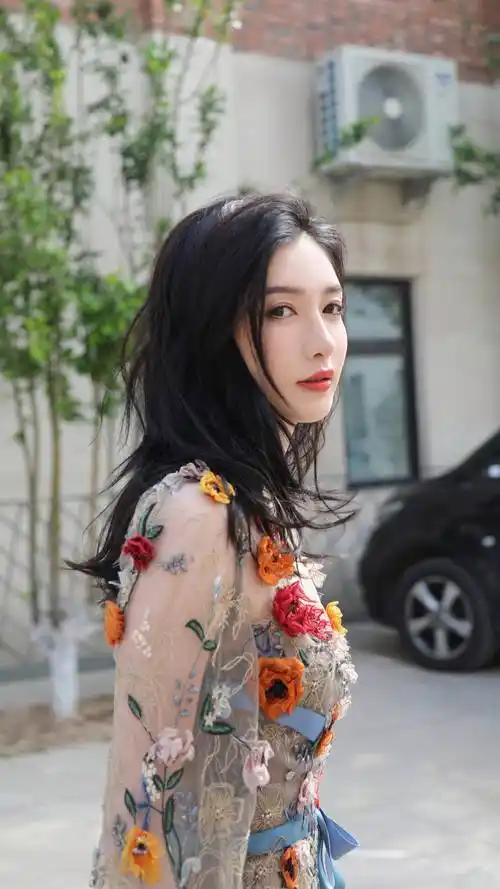 江疏影2023-5-5精致图集清新优雅_气质_表情_花朵