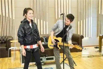 梁博助阵刘涛演绎dontbreakmyheart文艺女神秒变乐队主唱