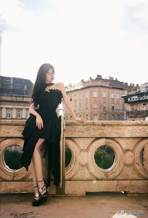 鞠婧祎穿黑裙露美腿黑发红唇太撩人_网易订阅