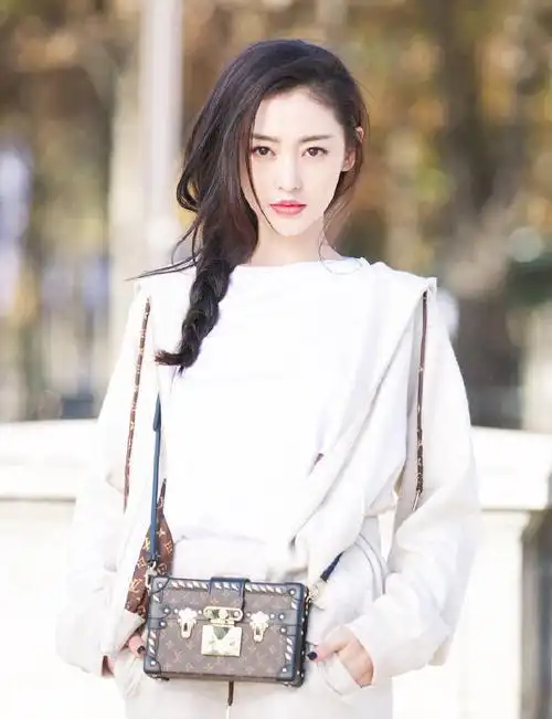 女星爱扎侧麻花辫,不仅仅是更美!