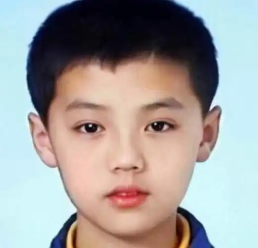 来源网络最后就是鹿晗和关晓彤的童年照片了,我们可以看到,鹿晗小时候