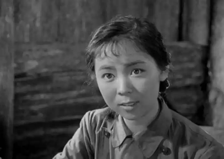 制片厂演员剧团,有幸参演了当时让她红遍大江南北的电影《英雄儿女》