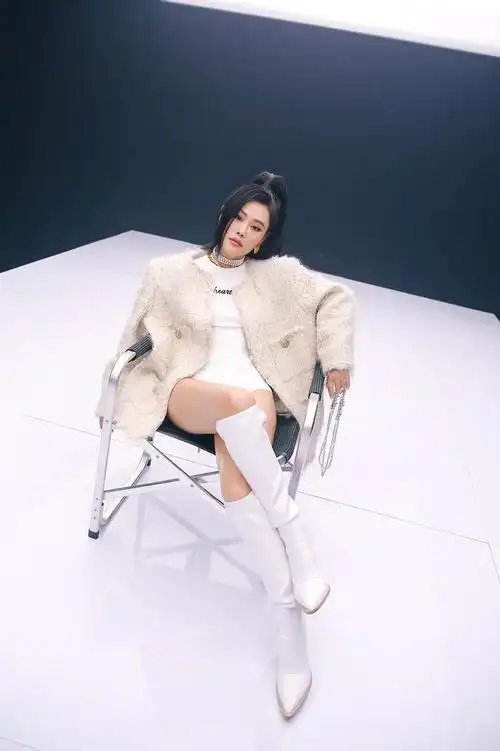 袁娅维挑战穿衣极限!大冬天不惧严寒穿露脐装"炫腹",看着都冷