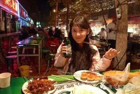 友人聚会,吃烧烤,喝啤酒,度夏夜暑宵- 诗:寥廓山人- 图片来源:《百度.