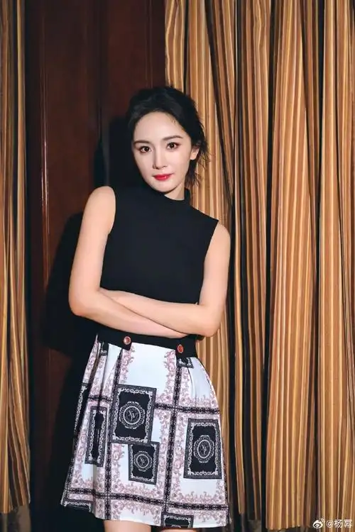 杨幂身上这套来自意大利运动时尚品牌fila的套装是新出的#fila高尔夫