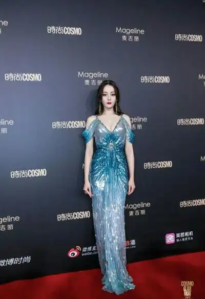 迪丽热巴,蓝色人鱼裙国色天香